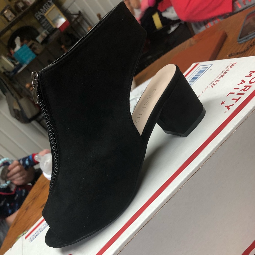I’am selling these shoes never been worn